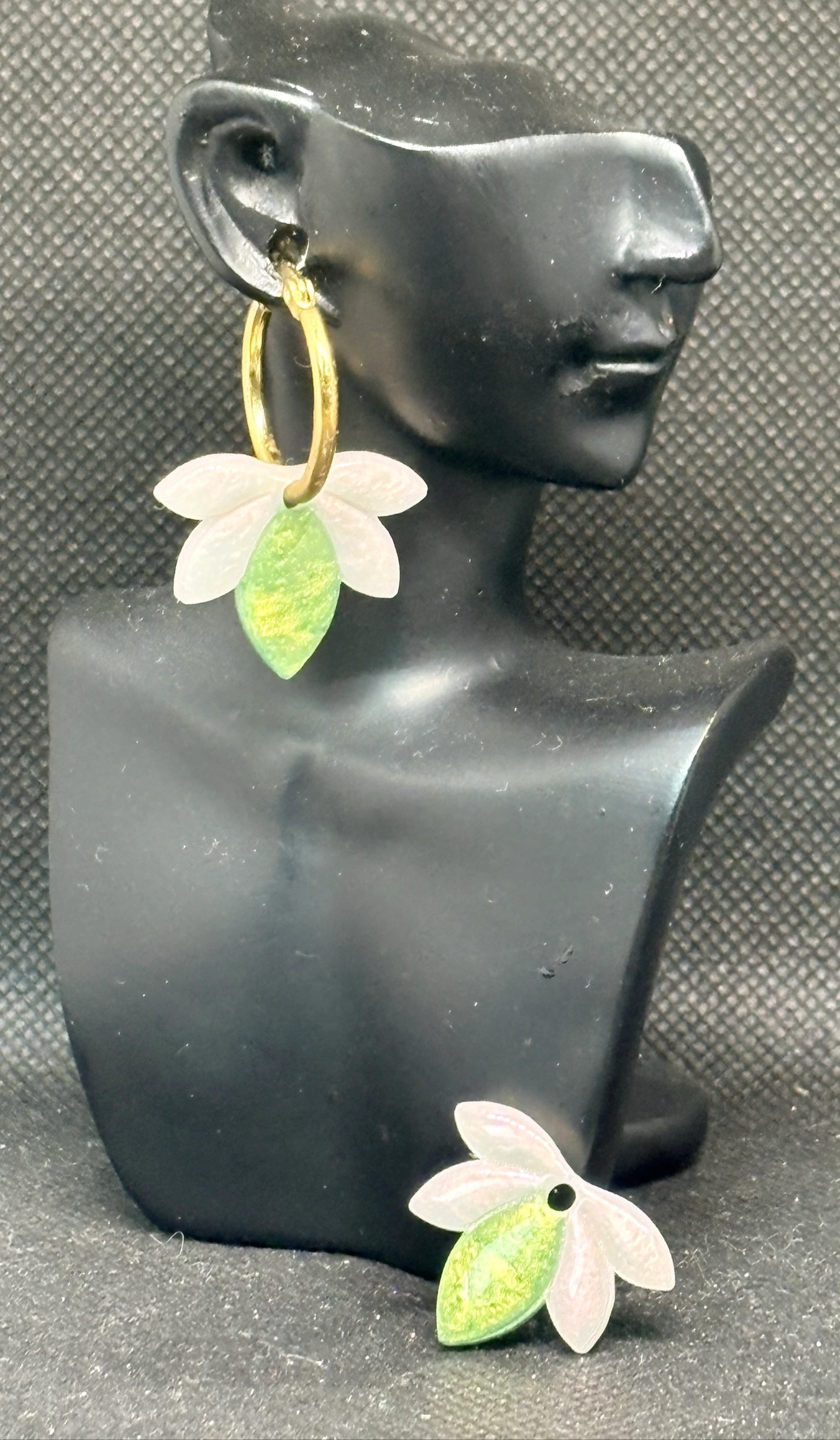 Boucles d oreilles avec charms en résine 